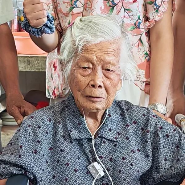 麦英钦烈士妈妈.jpg