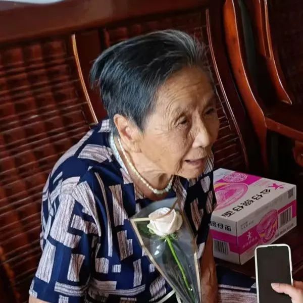 黄伟新烈士妈妈.jpg