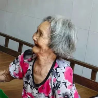 关卓暖烈士妈妈.jpg