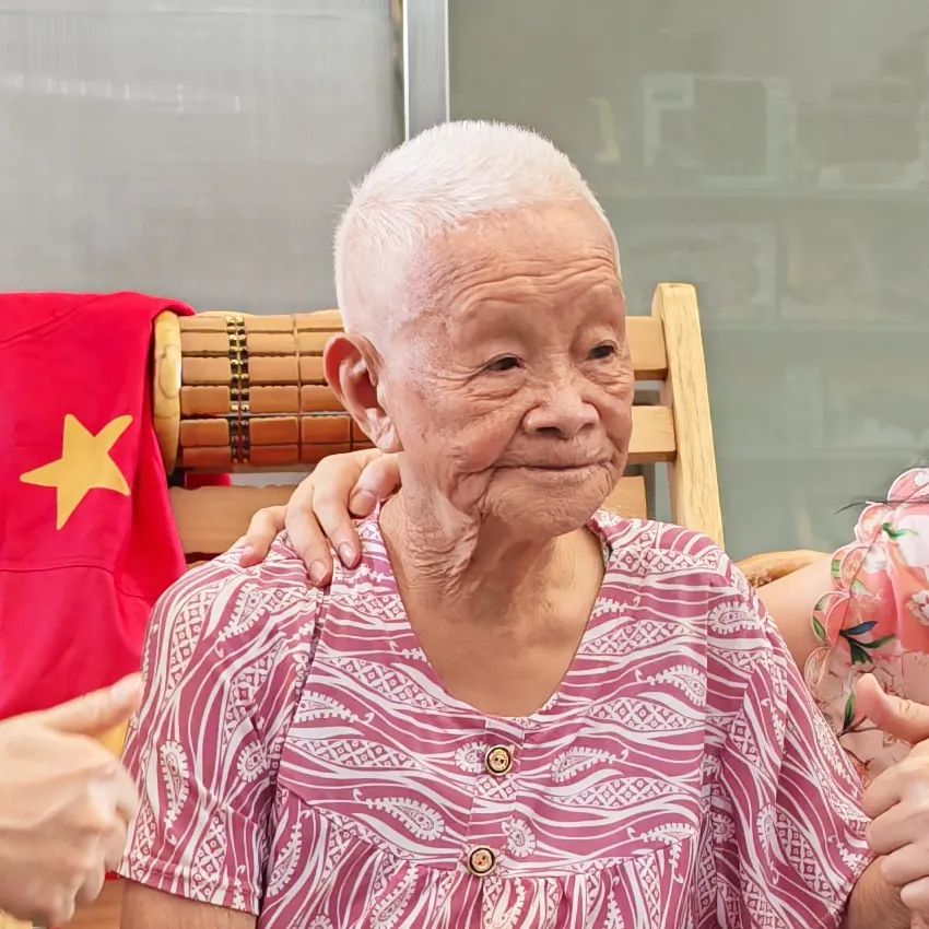 胡奕文烈士妈妈.jpg